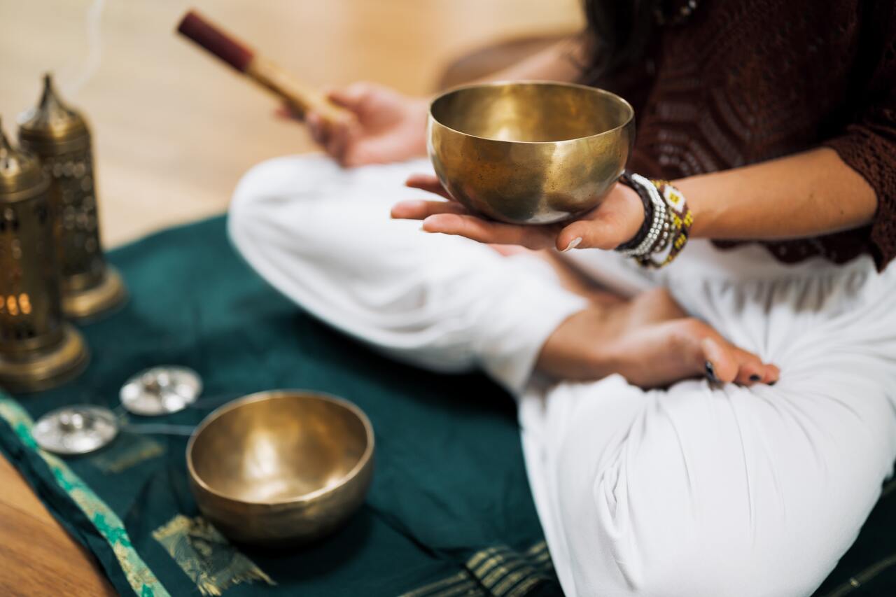 Personne Jouant Du Gong Tibétain Doré Thérapie Sonore Asiatique Pour La  Guérison Alternative Et La Méditation Yoga